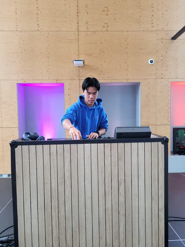 Tjinnakon draait tijdens een schoolfeest met paars sfeerlicht.