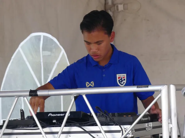 Tjinnakon staat in de DJ booth